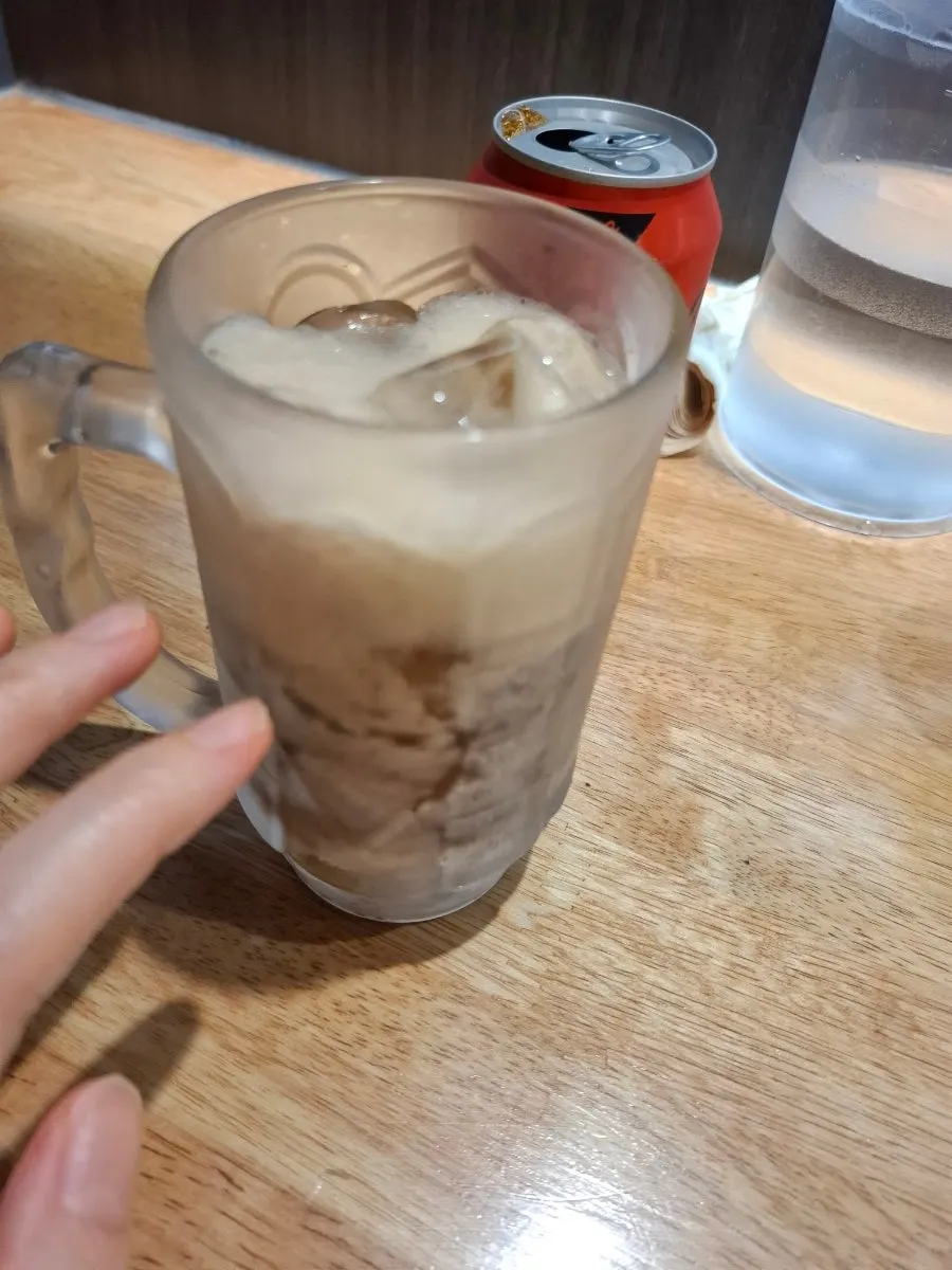 얼음 컵과 함께 나온 코크제로