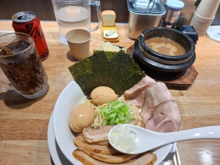 가브리살과 삼겹 차슈, 김, 채 썬 파가 올라간 면