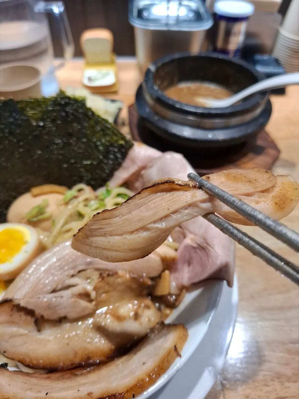 돼지고기 조각이 들어간 츠케멘 소스에 면 담그기