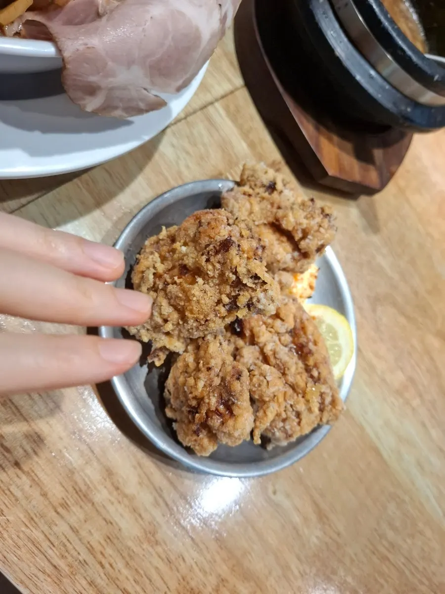 가라아게와 츠케멘을 함께 놓은 테이블