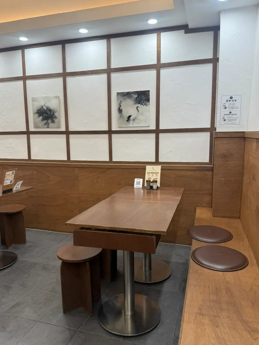 백옥 명동 매장 내부 분위기