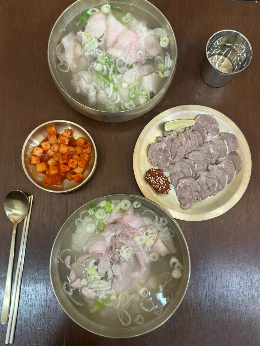 돼지곰탕과 냉제육 주문 한상