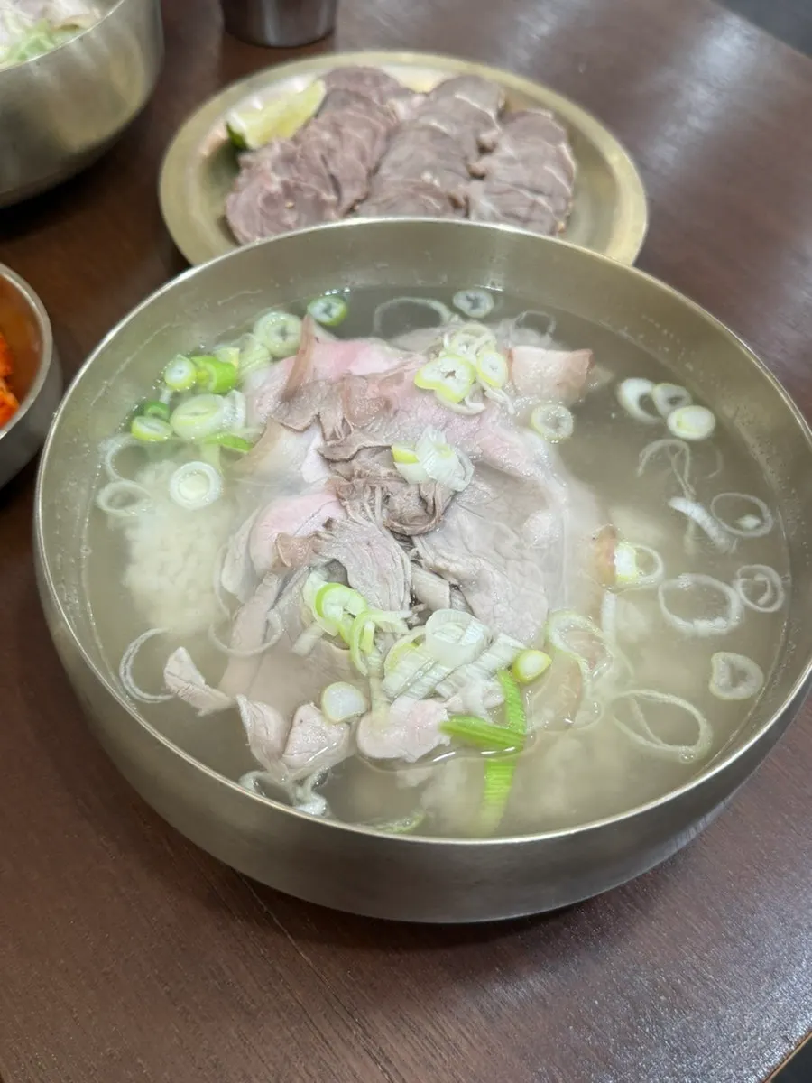 맑은 국물의 백옥 명동 돼지곰탕