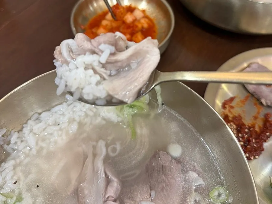 깍두기와 곁들인 돼지곰탕