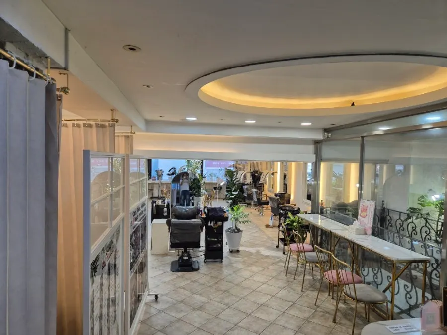 Treatment seats and relaxed atmosphere inside Yerideu Hair