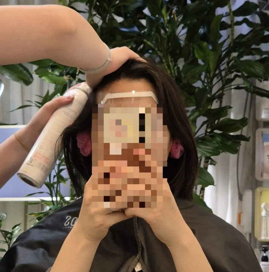 Applying scalp protectant before the dye