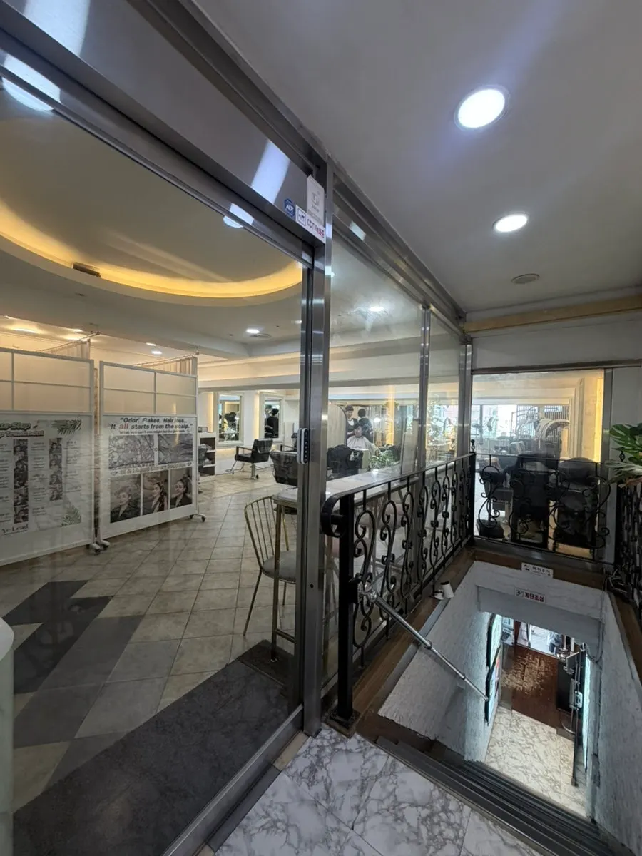 Yerideu's interior with wood tones and indirect lighting