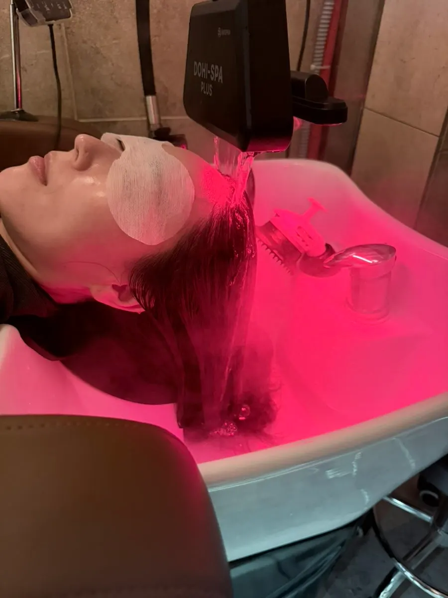 Hair clinic in progress under the steam device