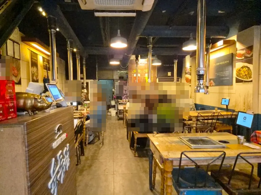 테이블마다 숯불 화로가 놓인 좌석