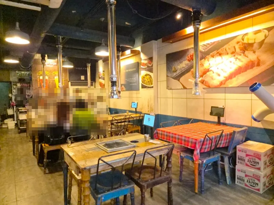 층별 좌석과 환기 시설이 있는 매장 모습