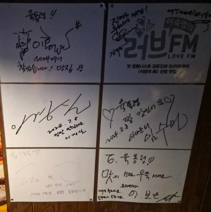 예전 명동 사진과 설명이 걸린 벽면