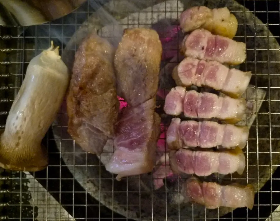 숯불에서 구워지는 두툼한 흑돼지 오겹살