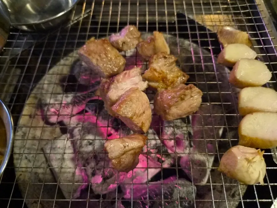 숯불 위에서 겉면을 익히는 목살