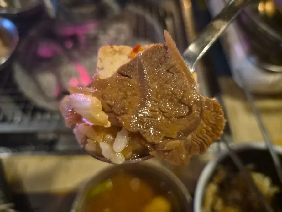 국물에 밥을 말아 뜬 된장찌개 한 숟갈