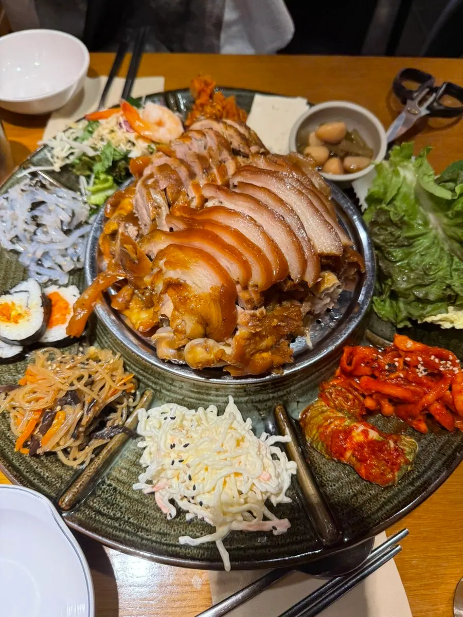 A steaming platter of Emperor Jokbal