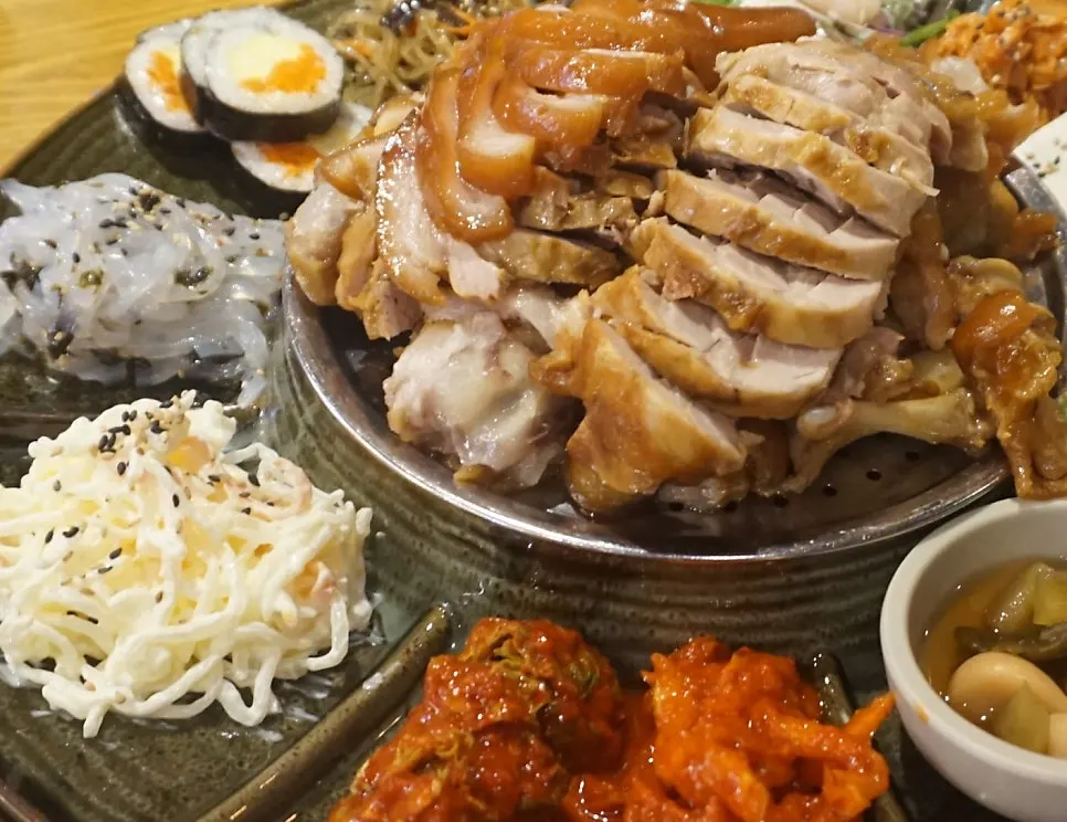 Emperor Jokbal spread with 10 side dishes