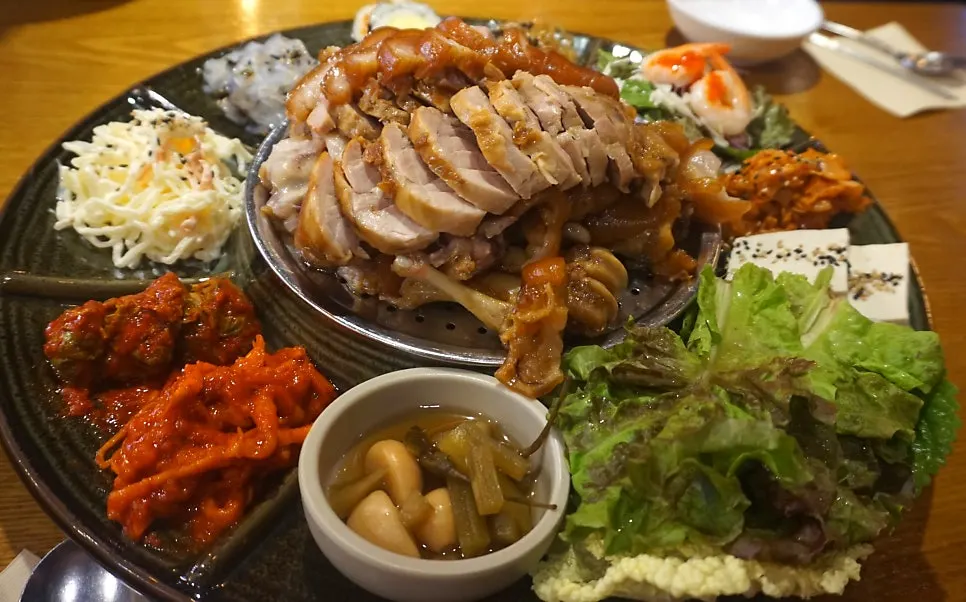 Thick portions of jokbal and bossam