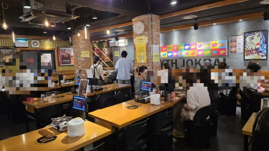 넓고 깔끔한 미쓰족발 서울명동점 매장 내부