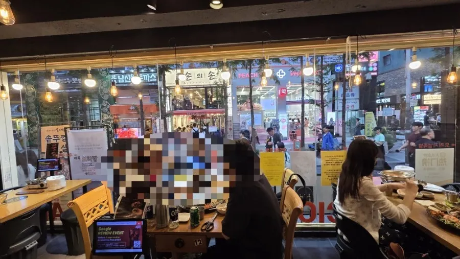 테이블 간격이 여유로운 미쓰족발 명동점 좌석
