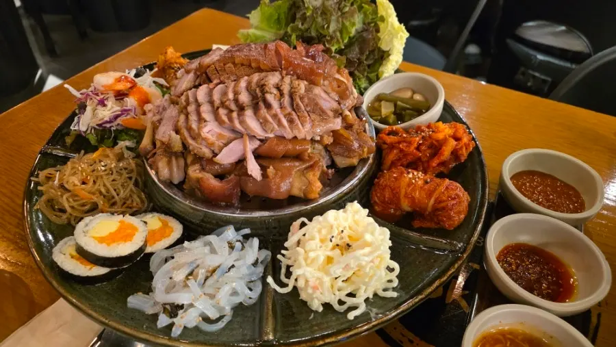 상을 가득 채운 미쓰족발 황제족발 한 상 차림