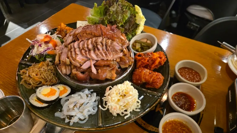 황제족발과 곁들임 사이드가 놓인 테이블