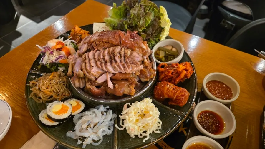 김밥과 잡채가 함께 차려진 황제족발 상차림
