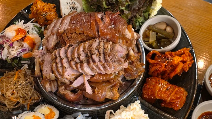 두부김치와 천사채 샐러드가 포함된 곁들임 구성