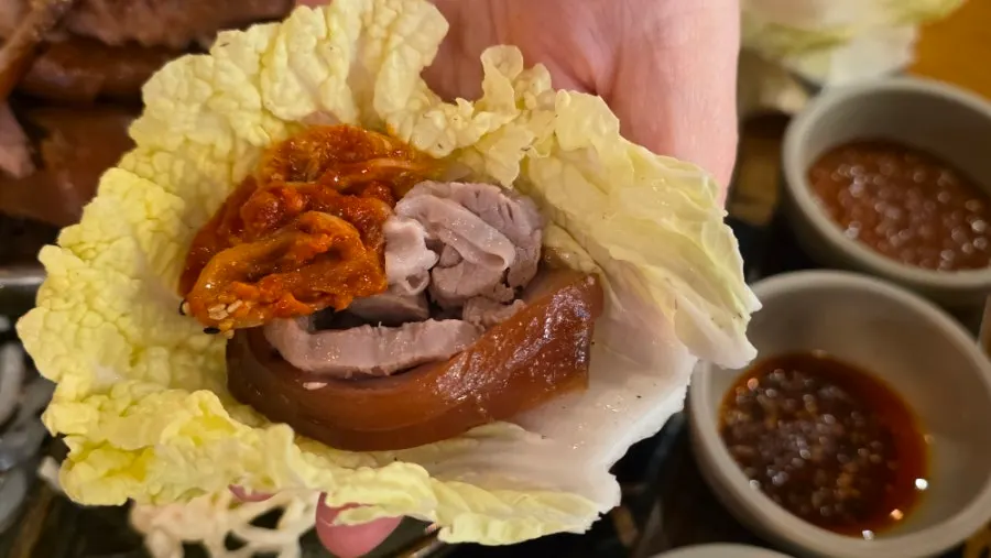 촉촉한 육즙이 살아있는 황제족발 단면
