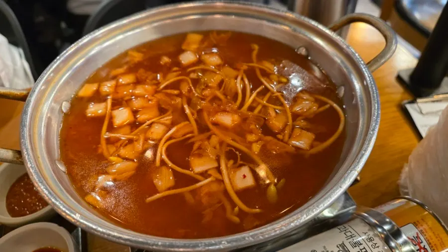 족발 주문 시 기본 제공되는 김치칼국수