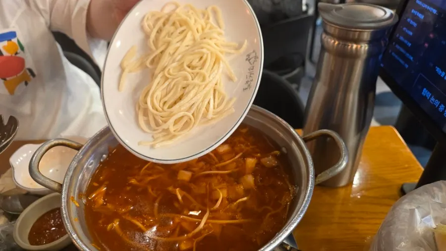 버너 위에서 끓고 있는 김치칼국수 냄비