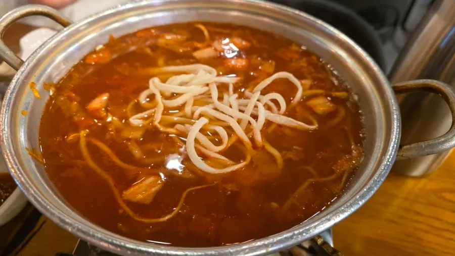 보글보글 끓는 김치칼국수 국물
