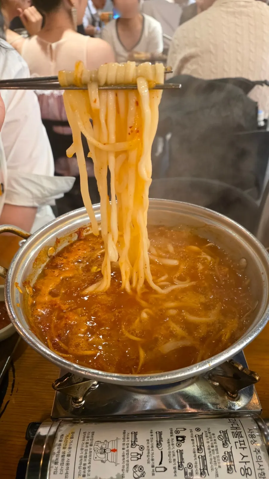 국자로 떠올린 김치칼국수 한 그릇