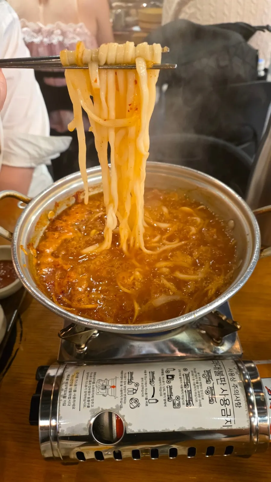 족발과 함께 먹는 얼큰한 김치칼국수