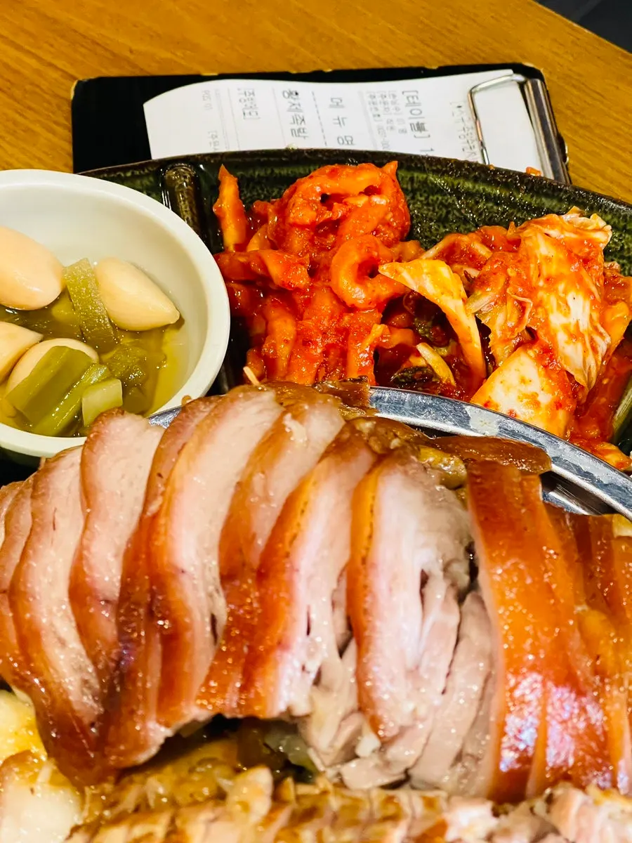 A piece of jokbal picked up without sauce