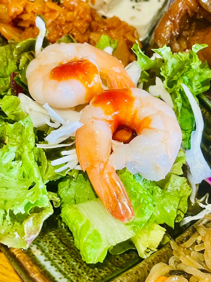 Wrap vegetables and salad