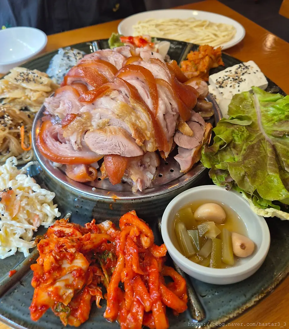 반찬이 다양하게 깔린 족발 한상 차림