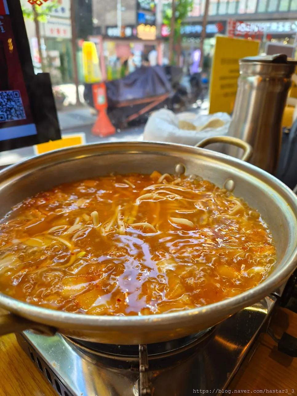 버너에 올린 김치국과 칼국수 사이드 세팅