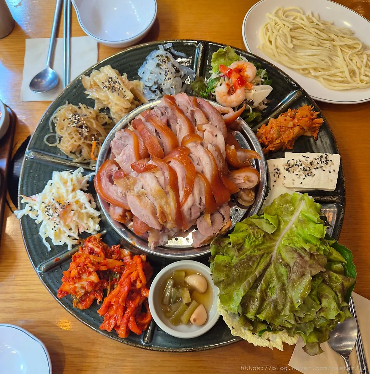 쟁반에 한상차림으로 나온 황제족발