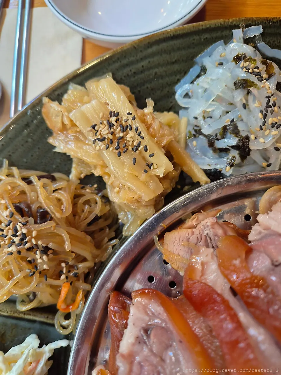 황제족발과 함께 나온 반찬 접시