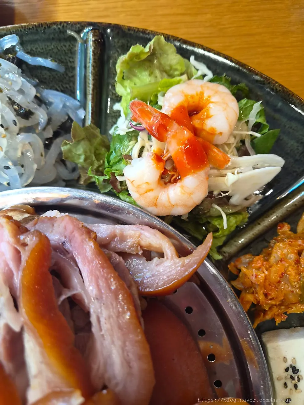 천사채가 담긴 반찬 접시
