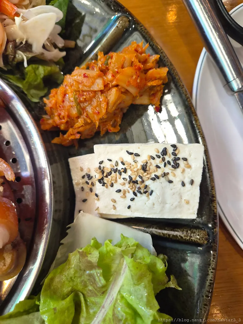 황제족발 상에 오른 반찬 접시