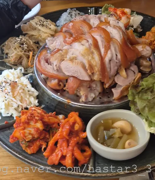 족발 한 점에 반찬을 곁들인 모습