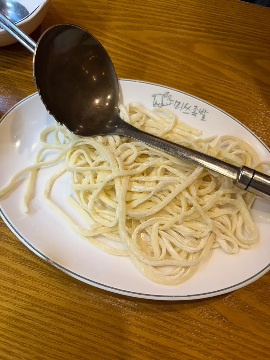 먼저 나온 김치칼국수 한 그릇