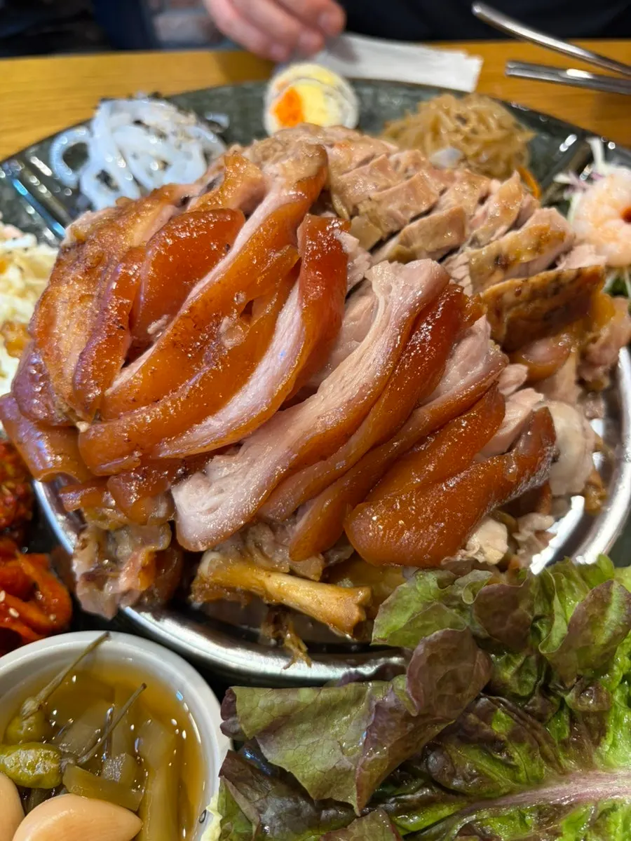 상에 차려진 황제족발 한 상