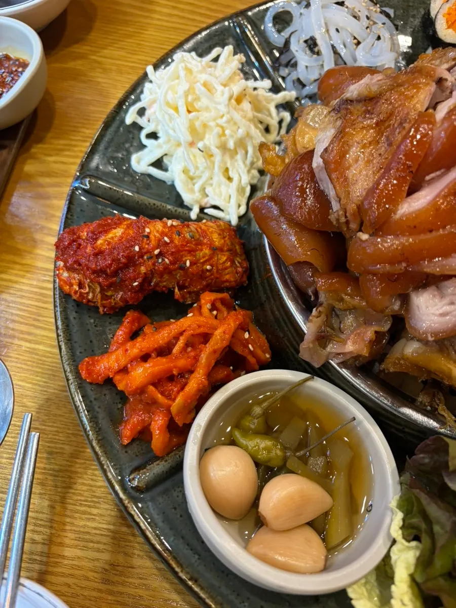 콜라겐 부분이 보이는 황제족발 접시