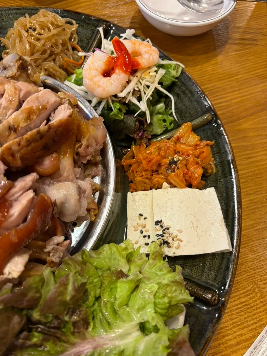 김치 고추지 묵 등 기본 반찬