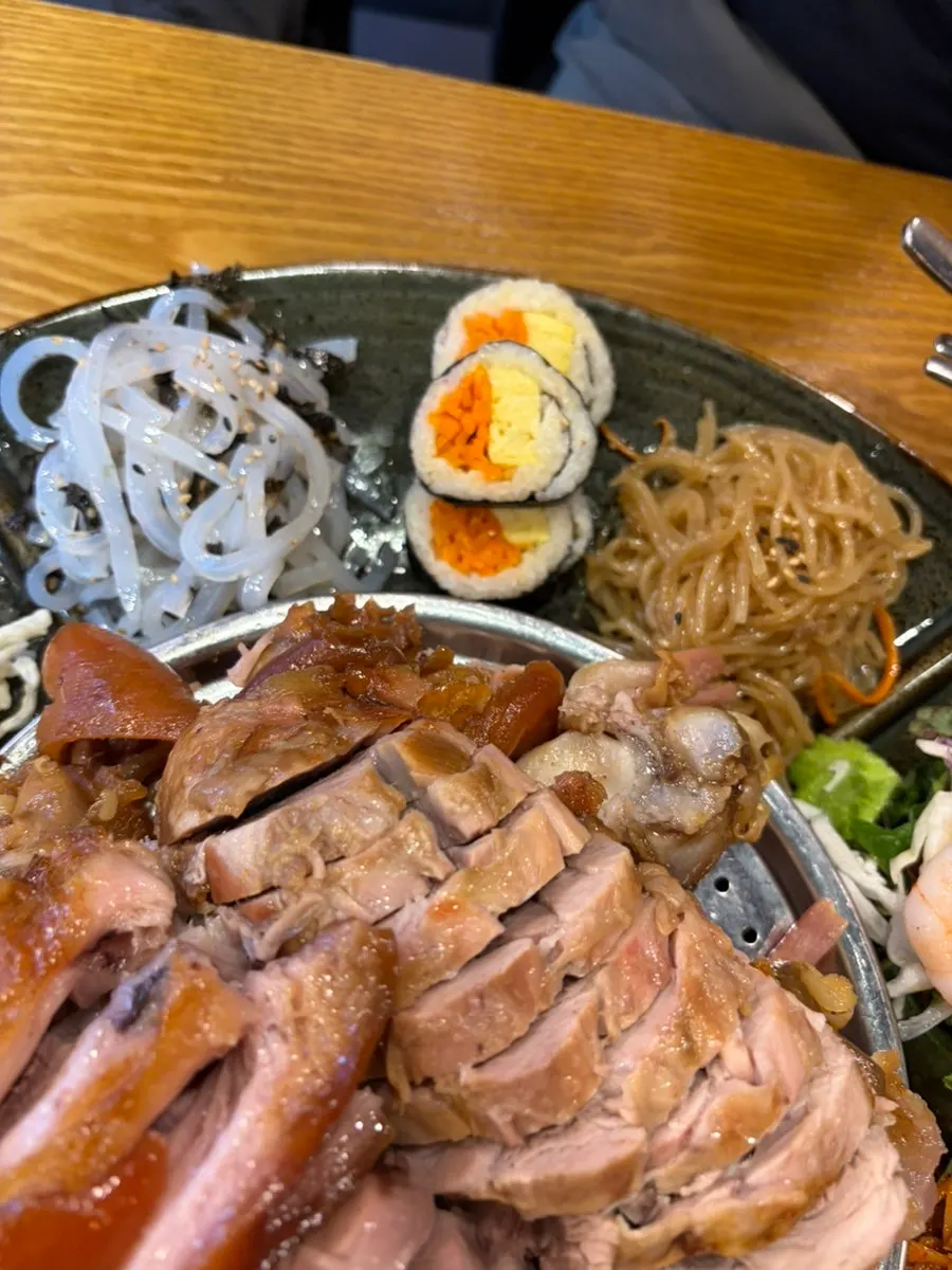 두부김치 샐러드 상추 깻잎 잡채 사이드