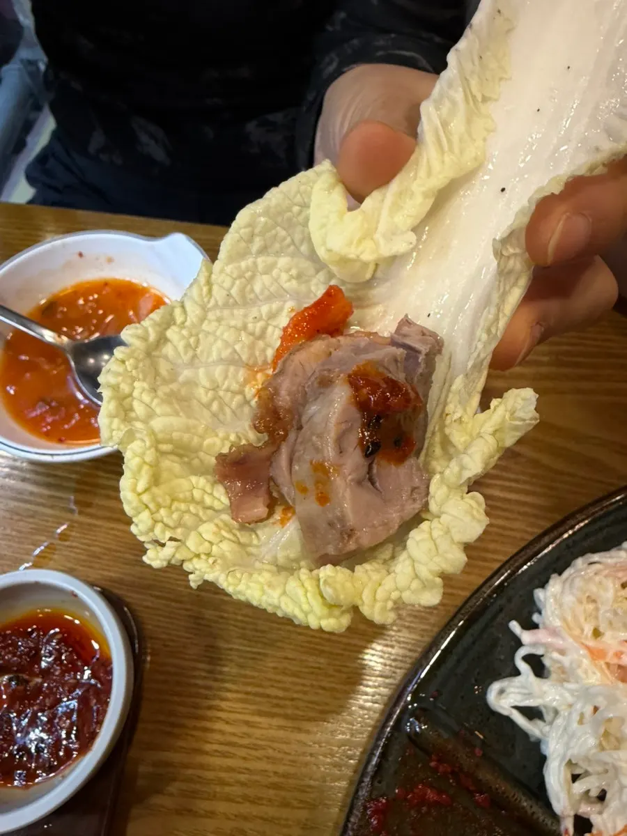 주먹밥 밥과 단무지 한 접시