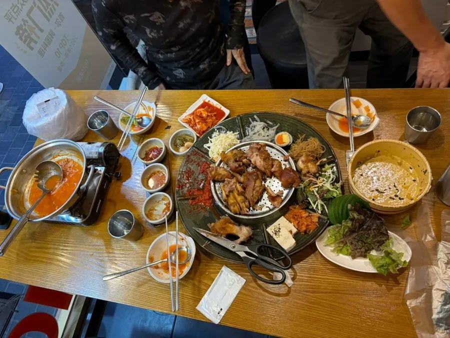 뼈만 남은 황제족발 접시