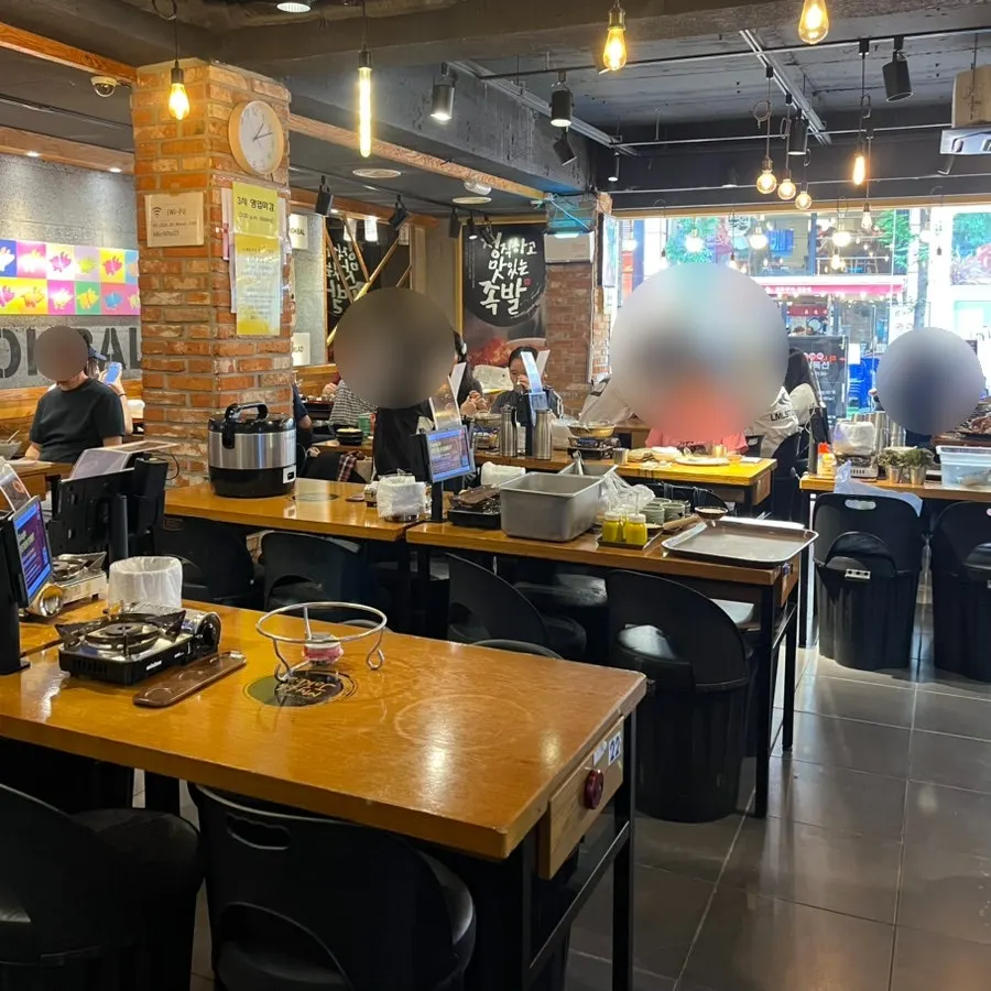 미쓰족발 서울명동점 매장 내부 좌석